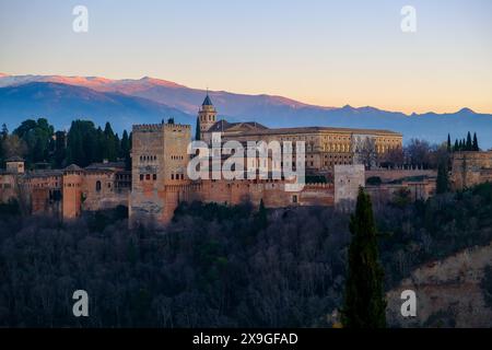 Granada, Spagna. La fortezza dell'Alhambra e il complesso del palazzo. Vista panoramica in splendida serata. Punto di riferimento per i viaggi in Europa. Foto Stock