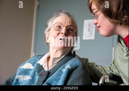 Figlia della sindrome di Down che abbraccia 85 anni madre bianca, Tienen, Fiandre, Belgio. Modello rilasciato. Foto Stock