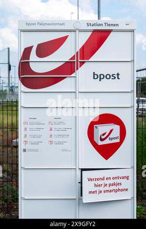 Tienen, Fiandre, Belgio - 25 maggio 2024 - macchina automatica per la consegna dei pacchi bpost presso la stazione ferroviaria Foto Stock