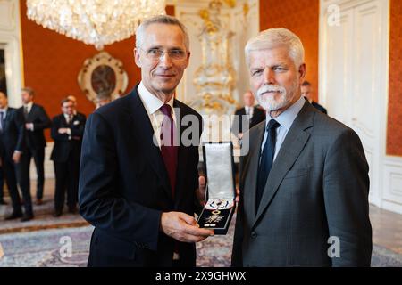 Il presidente ceco Petr Pave (R)l presenta un premio di Stato al segretario generale della NATO Jens Stoltenberg a Praga, Repubblica Ceca, 30 maggio 2024. Foto di NATO Presse/ credito: UPI/Alamy Live News Foto Stock