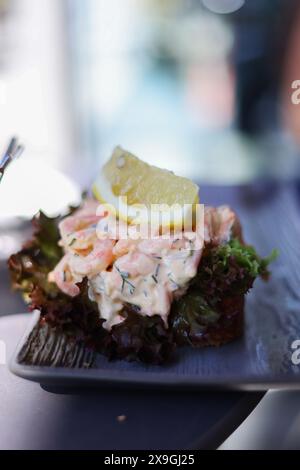 Sandwich con gamberetti, con la maionese e verdi Foto Stock