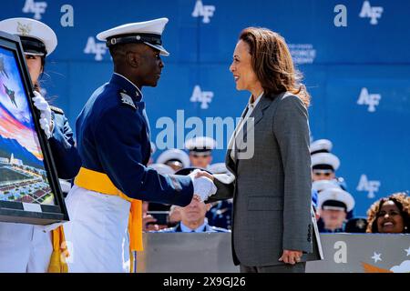 Colorado Springs, Stati Uniti. 30 maggio 2024. Cadetto di prima classe Adedapo Adeboyejo, a sinistra, presenta il regalo di classe a U. Vice presidente Kamala Harris, a destra, durante la cerimonia di laurea della United States Air Force Academy al Falcon Stadium, 30 maggio 2024, a Colorado Springs, Colorado. Novecentosettantaquattro cadetti si laurearono e furono commissionati come secondo luogotenenti. Credito: Dylan Smith/U.S. Air Force Photo/Alamy Live News Foto Stock