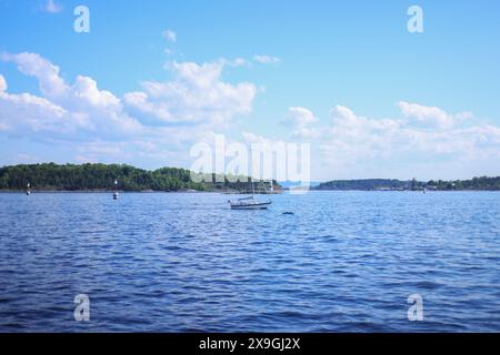 Vista dalla chiusa del Canale Nord-Ostsee al Tiessenkai sulla costa di Holtenau Foto Stock