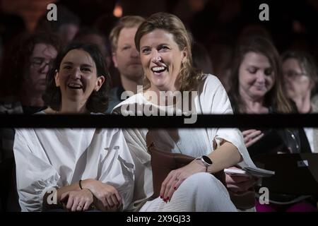 Anversa, Belgio. 31 maggio 2024. Il ministro dell'interno belga Annelies Verlinden partecipa alla sfilata di fine anno che presenta le creazioni degli studenti del Bachelor e del master del dipartimento di moda della Royal Academy of fine Arts - AP Hogeschool, ad Anversa, venerdì 31 maggio 2024. BELGA FOTO KRISTOF VAN ACCOM credito: Belga News Agency/Alamy Live News Foto Stock