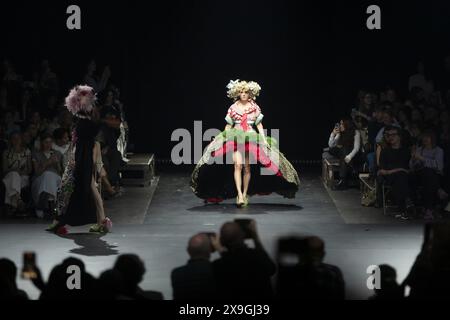 Anversa, Belgio. 31 maggio 2024. Un modello raffigurato durante la sfilata di moda di fine anno che mostra le creazioni degli studenti del Bachelor e del master del dipartimento di moda della Royal Academy of fine Arts - AP Hogeschool, ad Anversa, venerdì 31 maggio 2024. BELGA FOTO KRISTOF VAN ACCOM credito: Belga News Agency/Alamy Live News Foto Stock