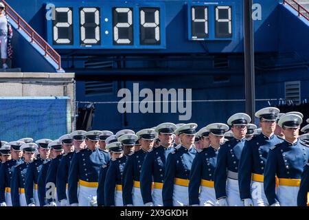 Colorado Springs, Stati Uniti. 30 maggio 2024. I cadetti della United States Air Force Academy marciano sul campo durante le cerimonie di laurea al Falcon Stadium, 30 maggio 2024, a Colorado Springs, Colorado. Novecentosettantaquattro cadetti si laurearono e furono commissionati come secondo luogotenenti. Credito: Justin Pacheco/U.S. Air Force Photo/Alamy Live News Foto Stock