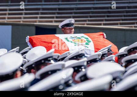 Colorado Springs, Stati Uniti. 30 maggio 2024. Un cadetto internazionale ondeggia la bandiera peruviana durante le cerimonie di laurea per l'Accademia dell'aeronautica al Falcon Stadium, 30 maggio 2024, a Colorado Springs, Colorado. Novecentosettantaquattro cadetti si laurearono e furono commissionati come secondo luogotenenti. Credito: Justin Pacheco/U.S. Air Force Photo/Alamy Live News Foto Stock