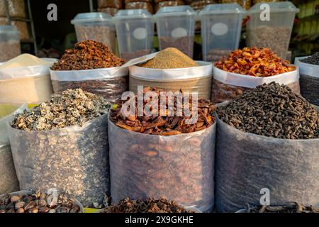 Una vivace esposizione di semi secchi e frutta, dai semi di girasole all'uva passa, attende gli amanti dello shopping al mercato locale. I tesori della natura Foto Stock