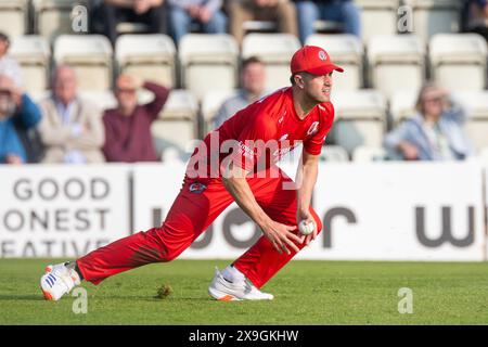 Jak Blatherwick in azione mentre ferma un tiro verso il confine preso a Worcester, Regno Unito, durante il Vitality Blast match tra Worcestershire Rapids e Lancashire Lightning il 31 maggio 2024, al Worcestershire County Cricket Club, New Road, Worcester Foto Stock