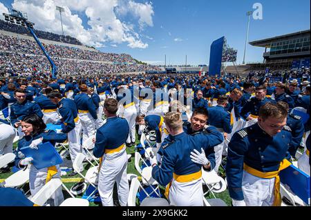 Colorado Springs, Stati Uniti. 30 maggio 2024. I cadetti della United States Air Force Academy abbracciano al termine delle cerimonie di laurea al Falcon Stadium, 30 maggio 2024, a Colorado Springs, Colorado. Novecentosettantaquattro cadetti si laurearono e furono commissionati come secondo luogotenenti. Credito: Trevor Cokley/U.S. Air Force Photo/Alamy Live News Foto Stock