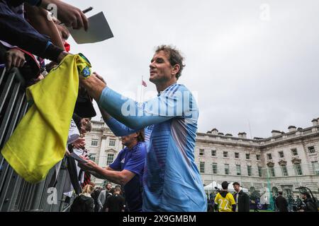 Londra, Regno Unito. 30 maggio 2024. L'ex portiere dell'Arsenal e della nazionale tedesca Jens Lehman firma autografi. Il torneo UEFA Ultimate Champions attira una grande folla di spettatori a Somerset House, guardando leggende della UEFA Champions League come Luis figo, Cafu, Joe Cole, Patrick Viera, Jens Lehmann e molti altri che gareggiano in un emozionante torneo a quattro squadre. Il torneo fa parte del UEFA Champions Festival gratuito per tifosi e visitatori. Crediti: Imageplotter/Alamy Live News Foto Stock