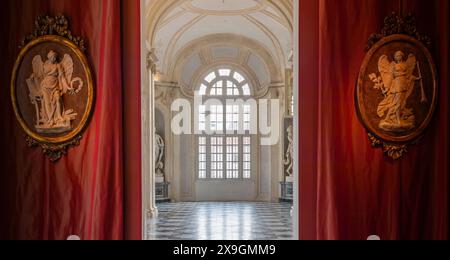 Venaria reale, Italia - 16 luglio 2023: Galleria di lusso prospettiva, marmo decorativo, interno, nessuno, Palazzo reale. Destinazione di viaggio in Italia. Foto Stock