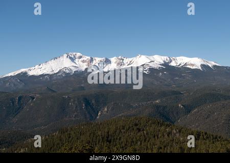 Vista del versante nord innevato del Pikes Peak dalla Rampart Range Road. Foto Stock