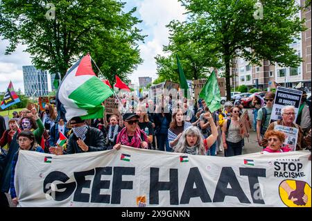 Amsterdam, Paesi Bassi. 31 maggio 2024. I manifestanti tengono uno striscione durante la dimostrazione. Migliaia di persone si sono riunite al centro del cuore finanziario dei Paesi Bassi, ad Amsterdam, per fermare miliardi di sussidi a favore degli inquinatori fossili. Diverse organizzazioni climatiche vogliono chiedere una politica (climatica) equa, poco prima delle elezioni europee. Credito: SOPA Images Limited/Alamy Live News Foto Stock