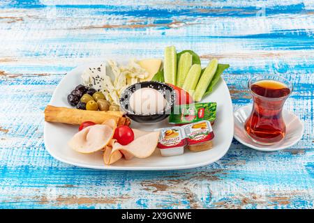Istanbul Turchia 28 luglio 2023 ; piatto per la colazione di cucina turca. Ricca e deliziosa colazione turca su un tavolo di legno bianco. Colazione turca salutare Foto Stock