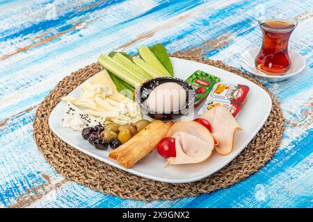 Istanbul Turchia 28 luglio 2023 ; piatto per la colazione di cucina turca. Ricca e deliziosa colazione turca su un tavolo di legno bianco. Colazione turca salutare Foto Stock