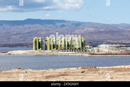 LAC Assal acque di lago salato con isole al centro, il punto più basso dell'Africa, regione di Tadjourah, Gibuti Foto Stock