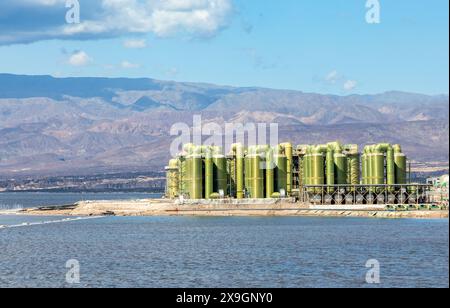 LAC Assal acque di lago salato con isole al centro, il punto più basso dell'Africa, regione di Tadjourah, Gibuti Foto Stock