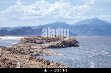 LAC Assal acque di lago salato con isole al centro, il punto più basso dell'Africa, regione di Tadjourah, Gibuti Foto Stock