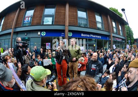 Londra, Regno Unito. 31 maggio 2024. L'ex candidata laburista Faiza Shaheen ha detto che non pensa che "ci sia modo di tornare" per lei nel partito mentre si è rivolta a una manifestazione a sostegno della sua candidatura elettorale generale. La sig.ra Shaheen sperava di contestare Chingford e Woodford Green per i laburisti contro il conservatore Sir Iain Duncan Smith, ma il partito presumibilmente le ha impedito di stare oltre i post passati sul sito dei social media X. più di un centinaio di sostenitori si sono riuniti fuori da un supermercato a Highams Park, a nord-ovest di Londra, venerdì sera. Crediti: Kingsley Davis/Alamy Live News Foto Stock