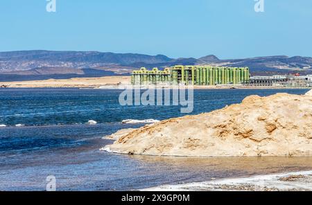 LAC Assal acque di lago salato con isole al centro, il punto più basso dell'Africa, regione di Tadjourah, Gibuti Foto Stock