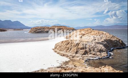 LAC Assal acque di lago salato con isole al centro, il punto più basso dell'Africa, regione di Tadjourah, Gibuti Foto Stock