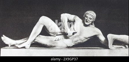 Scultura di un guerriero ferito dal frontone occidentale del Tempio di Aphaia. Fotografia della metà del XX secolo. Foto Stock