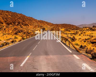 Visita Tenerife con molte rocce e uno splendido paesaggio montano sullo sfondo. Paesaggi vulcanici di Tenerife Foto Stock