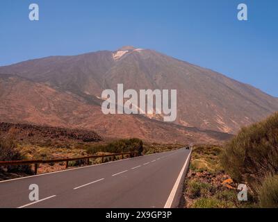 Visita Tenerife con molte rocce e uno splendido paesaggio montano sullo sfondo. Paesaggi vulcanici di Tenerife Foto Stock