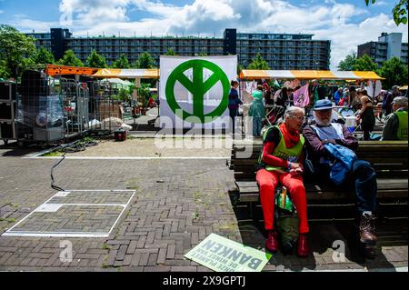 Amsterdam, Paesi Bassi. 31 maggio 2024. Una vecchia coppia si vede riposare su una panchina prima della protesta. Migliaia di persone si sono riunite al centro del cuore finanziario dei Paesi Bassi, ad Amsterdam, per fermare miliardi di sussidi a favore degli inquinatori fossili. Diverse organizzazioni climatiche vogliono chiedere una politica (climatica) equa, poco prima delle elezioni europee. (Foto di Ana Fernandez/SOPA Images/Sipa USA) credito: SIPA USA/Alamy Live News Foto Stock