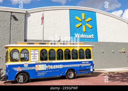 North Miami Beach, Florida, grandi magazzini con sconti Walmart, esterno, fermata dei mezzi pubblici NMB gratuita, negozi commerciali Foto Stock