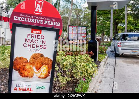 North Miami Beach, Florida, ristorante con sandwich fast food Arby's, esterno, parcheggio attraverso la finestra, cartelli segnaletici, promozione promozione Foto Stock