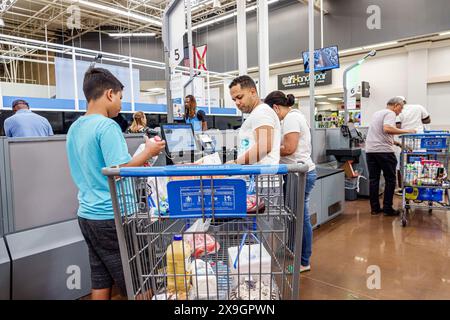 North Miami Beach, Florida, grande magazzino di discount Walmart, interno, cassa con coda al check-out, ispanici latino-americani Foto Stock