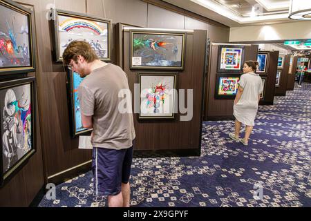 Miami Florida, PortMiami Porto di Miami, a bordo interno, nave Norwegian Joy Cruise Line, 7 giorni ai Caraibi, aste di opere d'arte, uomo donna c Foto Stock