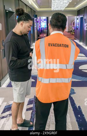 Miami Florida, PortMiami Porto di Miami, a bordo interno, nave Norwegian Joy Cruise Line, 7 giorni ai Caraibi, Black African man, passeggeri uomini, evacuazione Foto Stock