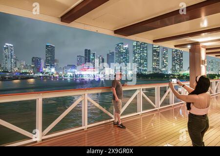 Miami Florida, PortMiami Porto di Miami, a bordo interno, nave Norwegian Joy Cruise Line, 7 giorni Caraibi, ponte pedonale con ringhiera, partenza dal centro Foto Stock