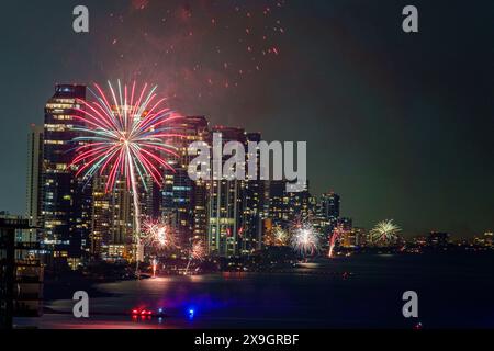 Sunny Isles Beach Florida, festa di Capodanno, fuochi d'artificio esplosi, tradizione evento annuale festivo, notte notte, skyline della città grattacielo Foto Stock