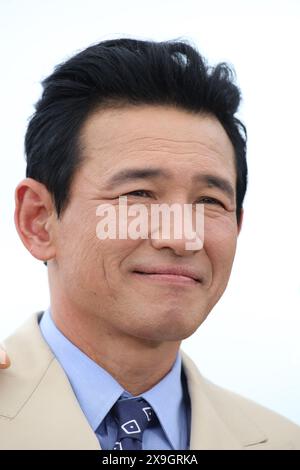 CANNES, FRANCIA - 20 MAGGIO: Hwang Jung-min partecipa alla photocall "Veteran 2" (i, il boia) al 77° Festival annuale di Cannes al Palais des F. Foto Stock