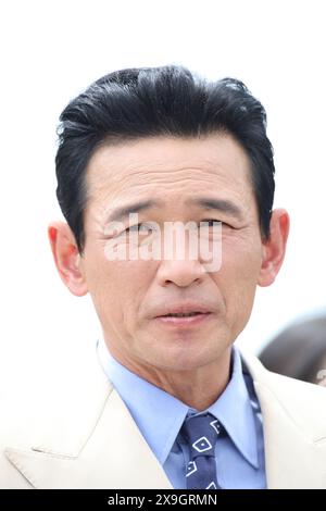 CANNES, FRANCIA - 20 MAGGIO: Hwang Jung-min partecipa alla photocall "Veteran 2" (i, il boia) al 77° Festival annuale di Cannes al Palais des F. Foto Stock