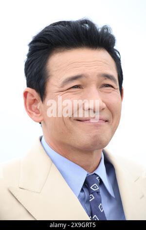 CANNES, FRANCIA - 20 MAGGIO: Hwang Jung-min partecipa alla photocall "Veteran 2" (i, il boia) al 77° Festival annuale di Cannes al Palais des F. Foto Stock