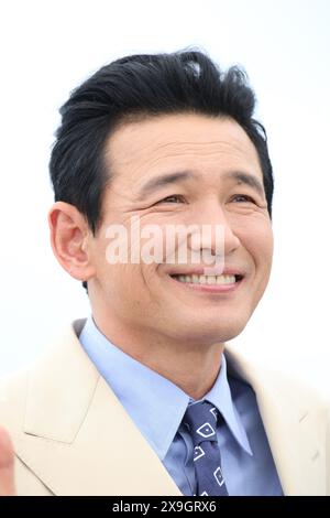 CANNES, FRANCIA - 20 MAGGIO: Hwang Jung-min partecipa alla photocall "Veteran 2" (i, il boia) al 77° Festival annuale di Cannes al Palais des F. Foto Stock