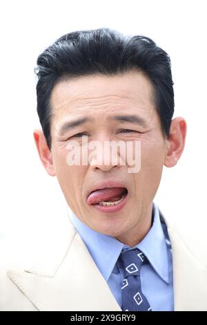 CANNES, FRANCIA - 20 MAGGIO: Hwang Jung-min partecipa alla photocall "Veteran 2" (i, il boia) al 77° Festival annuale di Cannes al Palais des F. Foto Stock