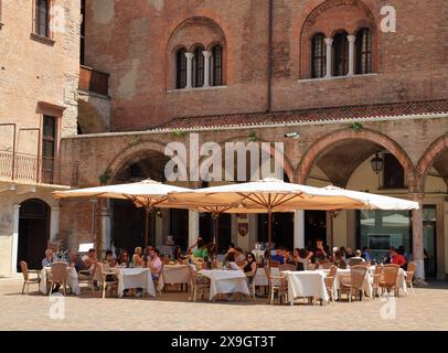 Ristoranti all'aperto a Mantova, Mantova, Italia Foto Stock