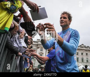 Londra, Regno Unito. 30 maggio 2024. L'ex portiere dell'Arsenal e della nazionale tedesca Jens Lehman firma autografi. Il torneo UEFA Ultimate Champions attira una grande folla di spettatori a Somerset House, guardando leggende della UEFA Champions League come Luis figo, Cafu, Joe Cole, Patrick Viera, Jens Lehmann e molti altri che gareggiano in un emozionante torneo a quattro squadre. Il torneo fa parte del UEFA Champions Festival gratuito per tifosi e visitatori. Crediti: Imageplotter/Alamy Live News Foto Stock