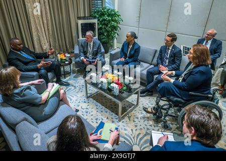 Singapore, Singapore. 31 maggio 2024. Il Segretario alla difesa degli Stati Uniti Lloyd Austin, a sinistra, incontra un gruppo bipartisan di senatori degli Stati Uniti che partecipano al dialogo Shangri-la, 31 maggio 2024, a Singapore. Seduta da sinistra: Segretario alla difesa Lloyd Austin, senatore Dan Sullivan, R-AK, senatore Laphonza Butler, D-CA, e il senatore Tammy Duckworth, D-il. Crediti: Chad McNeeley/DOD Photo/Alamy Live News Foto Stock