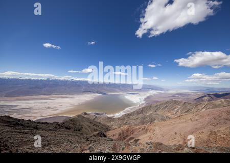 Dante's View si affaccia sul lago Manly nel bacino Badwater e sulla catena Panamint in primavera, sul Death Valley National Park, California Foto Stock