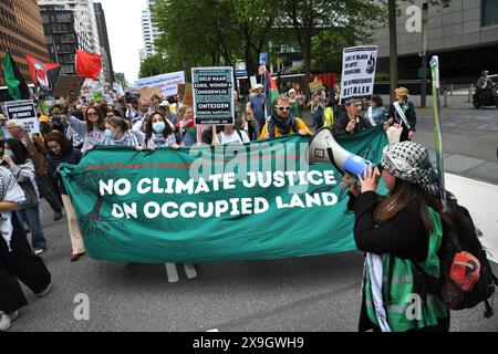 Amsterdam, Paesi Bassi. 31 maggio. 2024 . Oltre 10,000 persone hanno marciato attraverso il quartiere degli affari di Amsterdam per protestare contro il cambiamento climatico. Credito: Pmvfoto/Alamy notizie in diretta Foto Stock