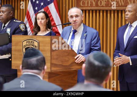 One Police Plaza, New York, USA, 31 maggio 2024 - Mark Treyger, CEO, Jewish Community Relations Council insieme al sindaco Eric Adams e New York City po Foto Stock