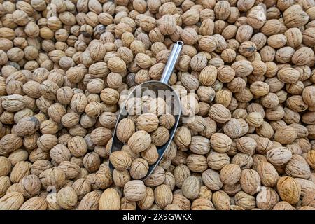 Noci vendute al mercato. Foto Stock