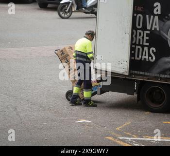 un carrello a mano o un carrello per il trasporto di merci e altre cose un carrello a mano per il trasporto di merci Foto Stock